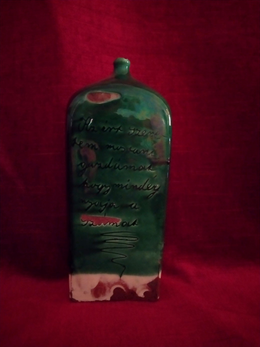 Zöld mázas, feliratos évszámos butella