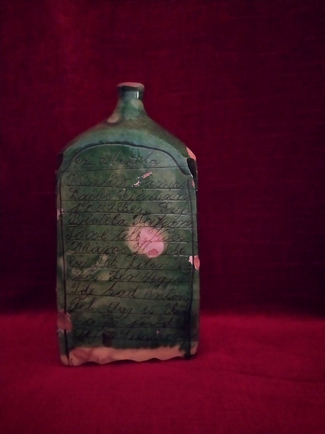 Zöld mázas, feliratos évszámos butélia
